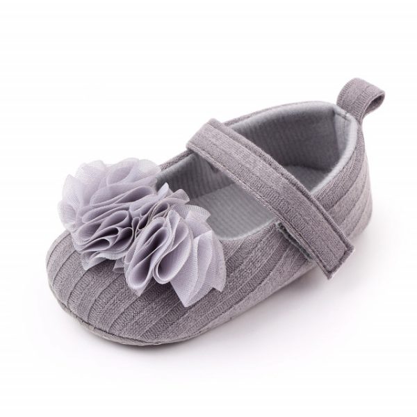 Pantofiori gri cu floricele din tulle aplicate (Marime Disponibila: 3-6 luni (Marimea 18 incaltaminte)) - imagine 3