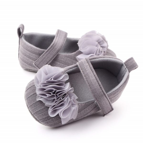 Pantofiori gri cu floricele din tulle aplicate (Marime Disponibila: 3-6 luni (Marimea 18 incaltaminte)) - imagine 5