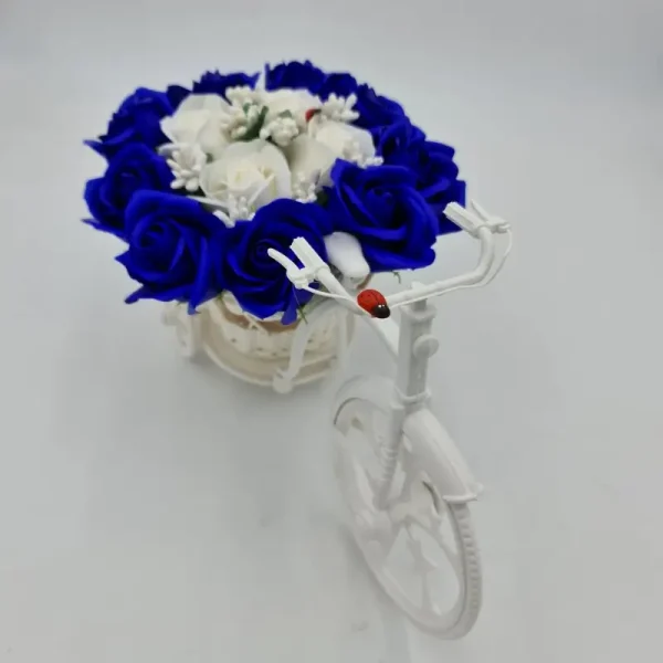 Aranjament Floral Trandafiri "bicicleta Cu Flori Zambarete", Flori De Sapun, Albastru Cu Alb, 30x17x15 Cm - imagine 3