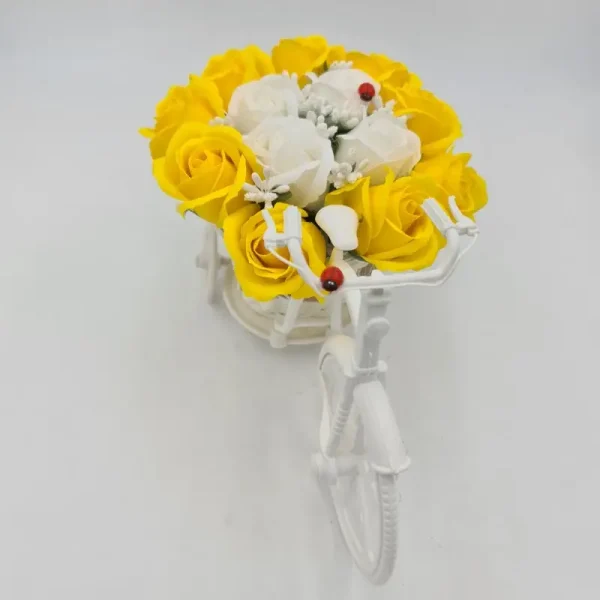 Aranjament Floral Trandafiri "bicicleta Cu Flori Zambarete", Flori De Sapun, Galben Cu Alb, Dalimag, 30x17x15 Cm - imagine 3